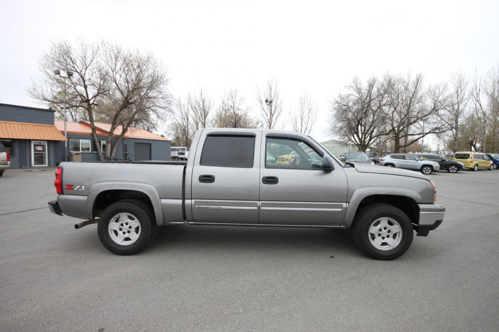 2006 Graystone metallic /dark charcoal Chevrolet Silverado 1500 (2GCEK13T161) , located at 4562 State Avenue, Billings, MT, 59101, (406) 896-9833, 45.769516, -108.526772 - Photo#3